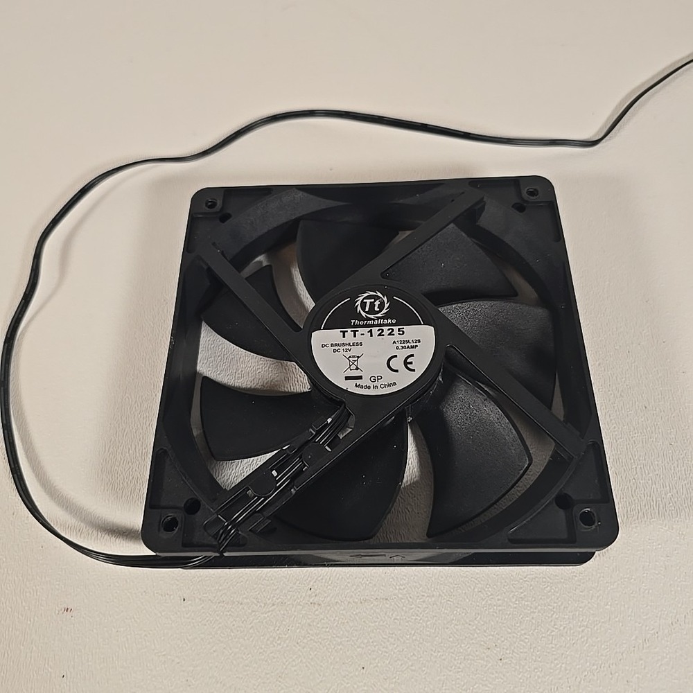 Thermaltake TT-1225 A1225L12S 12V 0.30A Silent‎ Cooling Chassis Fan 3-Wire